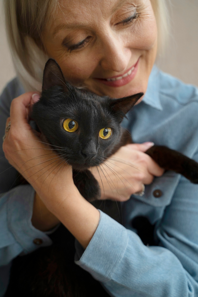 Mujer con gato en brazos